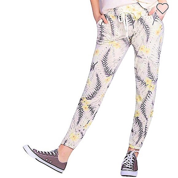 PJ Salvage Paradise Dreams Butter Tropical Jogger Pants. Size L NEW - Picture 2 of 10